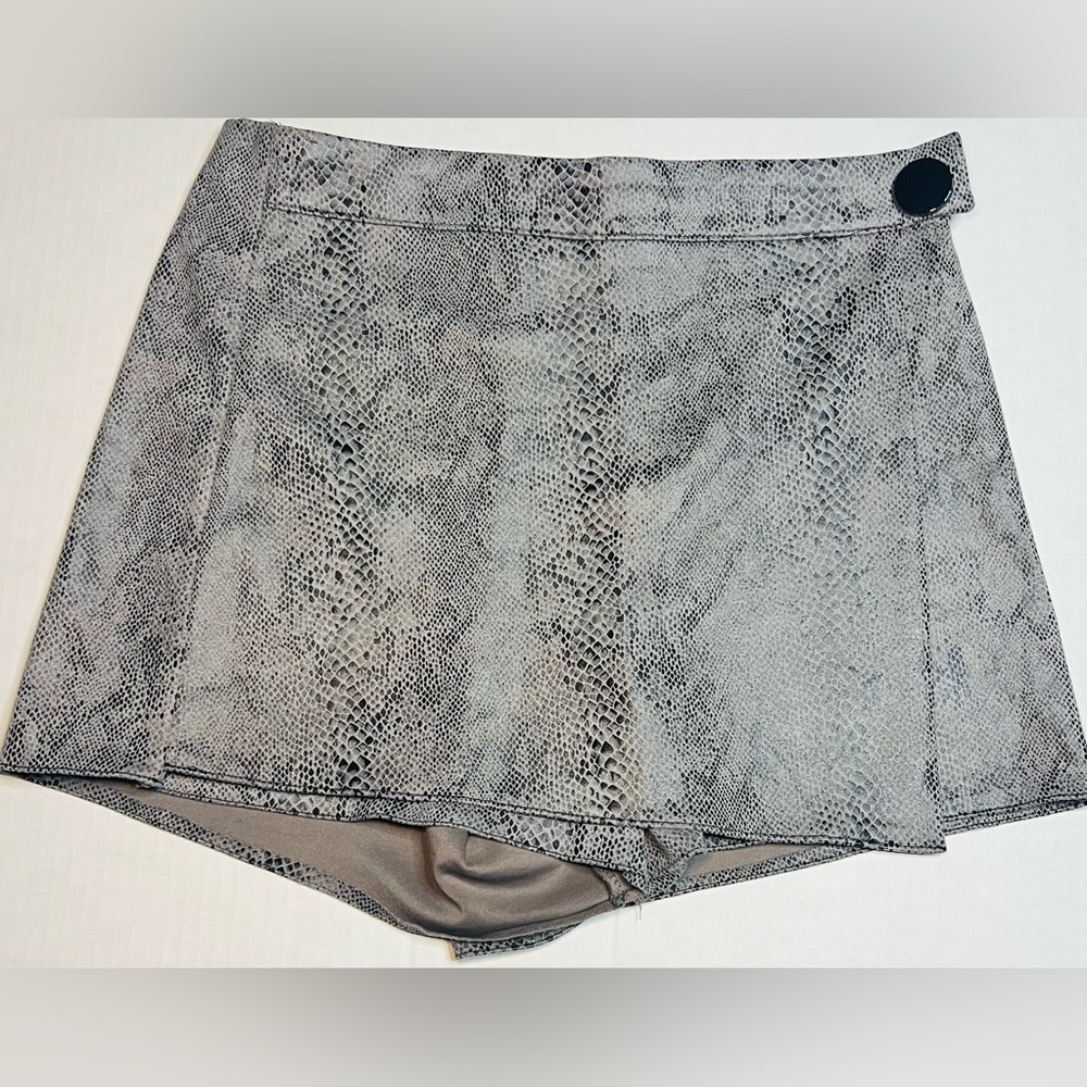 Haute Monde Snake Print Skirt/Shorts (skort) Size Large EUC